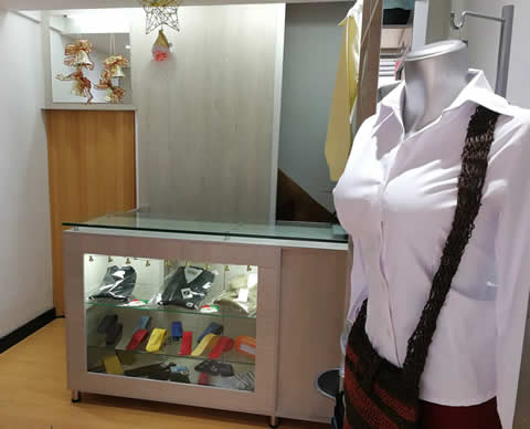 Camisas Fiesta Brava. Camisas y blusas en tela Oxford. Dotaciones - Sudaderas dama y caballero. Camisa y pantalón colegial. Pantalón dama y Caballero. Camisa para corbata. Camisas sport. Camisetas tipo Polo. Pantalones formales y sport. Pantalones sport dama.