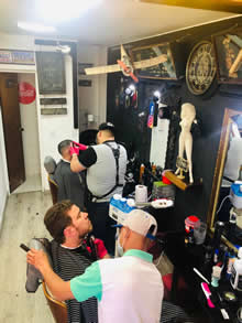 Barbería Old Times.  Barrio Cedritos, norte de Bogotá.  Corte cabello, arreglo de barba, mascarillas, pigmentación capilar, depilación facial, exfoliación, manicure y pedicure tanto para hombres como para mujeres.