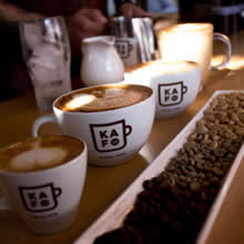 La tienda de café Kafo Café está ubicada en el norte de Bogotá, barrio Belmira - Cedritos.  Café trillado, selección, tostado.  Frapes, pastelería, brownies, almojábanas, croissant, galleta chips, pastel pollo, pastel carne, cerveza artesanal, zumo de frutas, más.