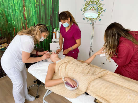 Brisa Medical Spa, Centro de Estética Facial y Corporal, barrio Cedritos, norte de Bogotá.  Masajes Relajantes, Masaje Descontracturante, Reflexología, Masajes para Pareja, Masaje Cráneo Facial, Tratamientos Corporales, Masaje Terapéutico, Tratamientos Faciales, Jacuzzi y Sauna, Cejas, Pestañas y Depilación, Estética Facial y Corporal, Moldeadores y Deportivos, Bronceado, Spa Manos y Pies, Peluquería, Medicina Estética.