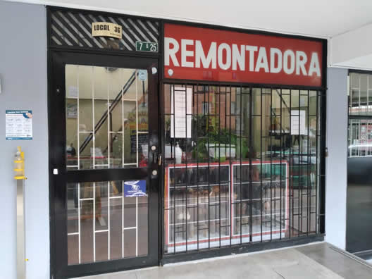 Remontadora Belmira - Reparación y arreglo de Artículos de Cuero:  calzado, zapatos, maletas, cremalleras, bolsos, carteras, tinturas, correas y más.  Centro Comercial Belmira Plaza, Bogotá - Remontadora barrio Belmira, Cedritos, norte de bogotá.