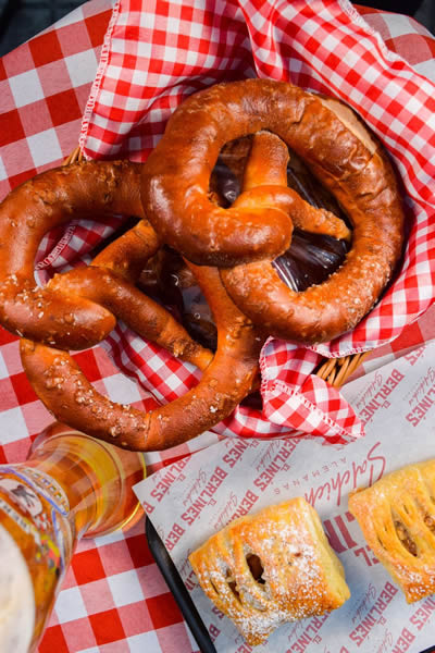 El Berlinés Salchichas Alemanas, chalet alemán en el barrio Cedritos, norte de Bogotá.  Venta de salchicha alemana, venta de cerveza alemana Erdinger, venta de Pretzel o Bretzels.