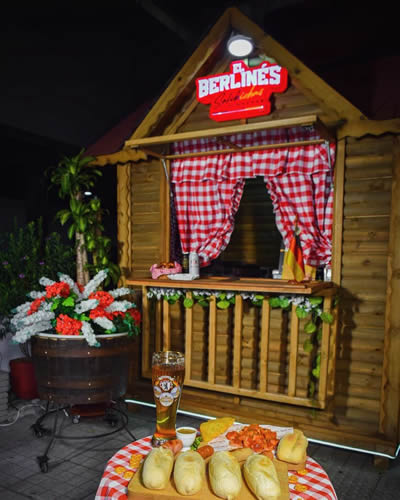 El Berlinés Salchichas Alemanas, chalet alemán en el barrio Cedritos, norte de Bogotá.  Venta de salchicha alemana, venta de cerveza alemana Erdinger, venta de Pretzel o Bretzels.
