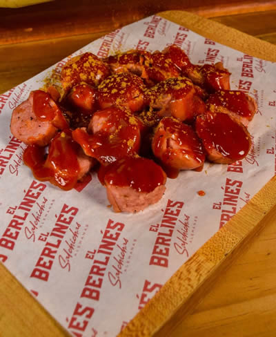 El Berlinés Salchichas Alemanas, chalet alemán en el barrio Cedritos, norte de Bogotá.  Venta de salchicha alemana, venta de cerveza alemana Erdinger, venta de Pretzel o Bretzels.