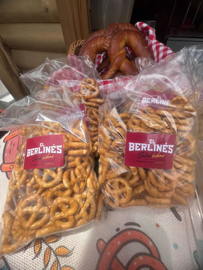 El Berlinés Salchichas Alemanas, chalet alemán en el barrio Cedritos, norte de Bogotá.  Venta de salchicha alemana, venta de cerveza alemana Erdinger, venta de Pretzel o Bretzels.