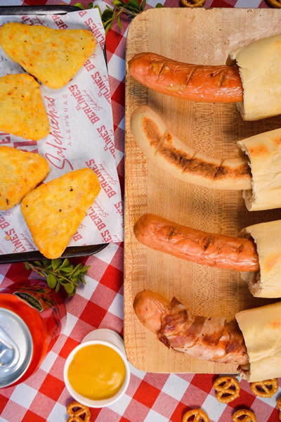 El Berlinés Salchichas Alemanas, chalet alemán en el barrio Cedritos, norte de Bogotá.  Venta de salchicha alemana, venta de cerveza alemana Erdinger, venta de Pretzel o Bretzels.