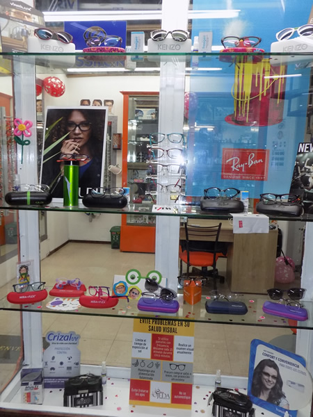 Ópticas en Cedritos Bogotá - La Optik - optometría, lentes de contacto bifocales, gafas, monturas, tratamientos, ortóptica, pleóptica, oftalmología, visión, examen visual.