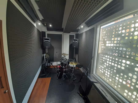 Genoma Produccion Sonora Estudio de Grabación y Sala de ensayos.  Barrio Cedritos, barrio Belmira, norte de BOgotá. Sala de ensayos, Grabación, edición, mezcla y masterización, Estudio Móvil, grabación a domicilio, Grabación de sesiones en vivo, Producción musical, Post producción audiovisual, Clases de guitarra personalizadas, Clases de producción de audio.