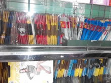 Miscelánea Cedritos. Artículos escolares, Artículos de belleza, Perfumería, Relojería, Marroquinería: billeteras, monederos, otros. Ropa para toda la familia. Piyamas, Medias, Papelería, Fotocopiadora, Artículos para modistería: cintas, cremalleras, hilos, botones, otros. Flores: rosas, astromelias, pompones, otros. Matas: Violeta los Alpes, Begonia, otras.
