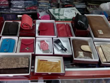 Miscelánea Cedritos. Artículos escolares, Artículos de belleza, Perfumería, Relojería, Marroquinería: billeteras, monederos, otros. Ropa para toda la familia. Piyamas, Medias, Papelería, Fotocopiadora, Artículos para modistería: cintas, cremalleras, hilos, botones, otros. Flores: rosas, astromelias, pompones, otros. Matas: Violeta los Alpes, Begonia, otras.
