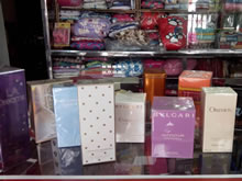 Miscelánea Cedritos. Artículos escolares, Artículos de belleza, Perfumería, Relojería, Marroquinería: billeteras, monederos, otros. Ropa para toda la familia. Piyamas, Medias, Papelería, Fotocopiadora, Artículos para modistería: cintas, cremalleras, hilos, botones, otros. Flores: rosas, astromelias, pompones, otros. Matas: Violeta los Alpes, Begonia, otras.