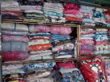 Miscelánea Cedritos. Artículos escolares, Artículos de belleza, Perfumería, Relojería, Marroquinería: billeteras, monederos, otros. Ropa para toda la familia. Piyamas, Medias, Papelería, Fotocopiadora, Artículos para modistería: cintas, cremalleras, hilos, botones, otros. Flores: rosas, astromelias, pompones, otros. Matas: Violeta los Alpes, Begonia, otras.