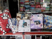 Miscelánea Cedritos. Artículos escolares, Artículos de belleza, Perfumería, Relojería, Marroquinería: billeteras, monederos, otros. Ropa para toda la familia. Piyamas, Medias, Papelería, Fotocopiadora, Artículos para modistería: cintas, cremalleras, hilos, botones, otros. Flores: rosas, astromelias, pompones, otros. Matas: Violeta los Alpes, Begonia, otras.