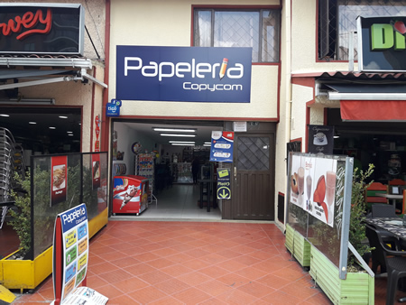Papelería Copycom. Barrio Cedritos, norte de Bogotá.  Servicios de papelería, miscelánea, Mantenimiento computadores, punto de PagaTodo.  Papelería, útiles, piñatería, impresiones, impresión laser.  Trabajos y diseño en computador, volantes, carnets de identificación, argollado y laminación.  Punto de PagaTodo, pago de recibos de servicios públicos, giros nacionales, chance, baloto, SOAT y otros servicios.  Servicio técnico, mantenimiento y reparación de computadores, celulares e impresoras. Recarga de cartuchos de tinta y tóner.