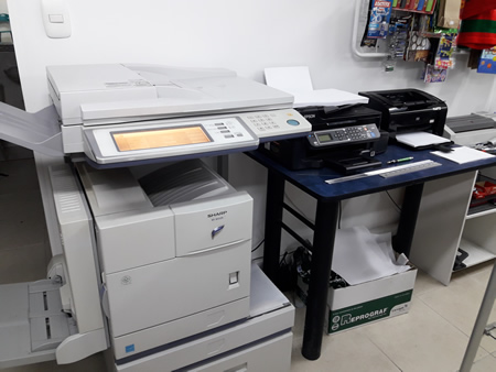 Papelería Copycom. Barrio Cedritos, norte de Bogotá.  Servicios de papelería, miscelánea, Mantenimiento computadores, punto de PagaTodo.  Papelería, útiles, piñatería, impresiones, impresión laser.  Trabajos y diseño en computador, volantes, carnets de identificación, argollado y laminación.  Punto de PagaTodo, pago de recibos de servicios públicos, giros nacionales, chance, baloto, SOAT y otros servicios.  Servicio técnico, mantenimiento y reparación de computadores, celulares e impresoras. Recarga de cartuchos de tinta y tóner.