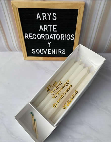 ARYS Arte, Recordatorios y Souvenirs.  Barrio Cedritos, norte de Bogotá.  Venta de velas personalizadas, artículos personalizados, recordatorios personalizados. Baby showers, Nacimientos, Bautizos, Primera comunión, 15 años, Grados, Matrimonios, Cumpleaños, Aviversarios, Navidad, Partida de un ser querido, Revelación de sexo, Fechas especiales para tus mascotas, Eventos empresariales. Servicio domicilio, envíos todos el país, Colombia.