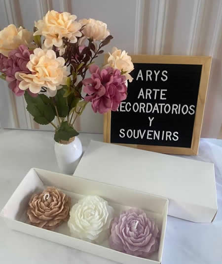ARYS Arte, Recordatorios y Souvenirs.  Barrio Cedritos, norte de Bogotá.  Venta de velas personalizadas, artículos personalizados, recordatorios personalizados. Baby showers, Nacimientos, Bautizos, Primera comunión, 15 años, Grados, Matrimonios, Cumpleaños, Aviversarios, Navidad, Partida de un ser querido, Revelación de sexo, Fechas especiales para tus mascotas, Eventos empresariales. Servicio domicilio, envíos todos el país, Colombia.